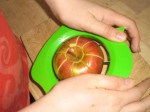 Del æblerne med æbledeleren.