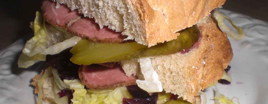 Sandwich med roastbeef og hvidløgsdressing