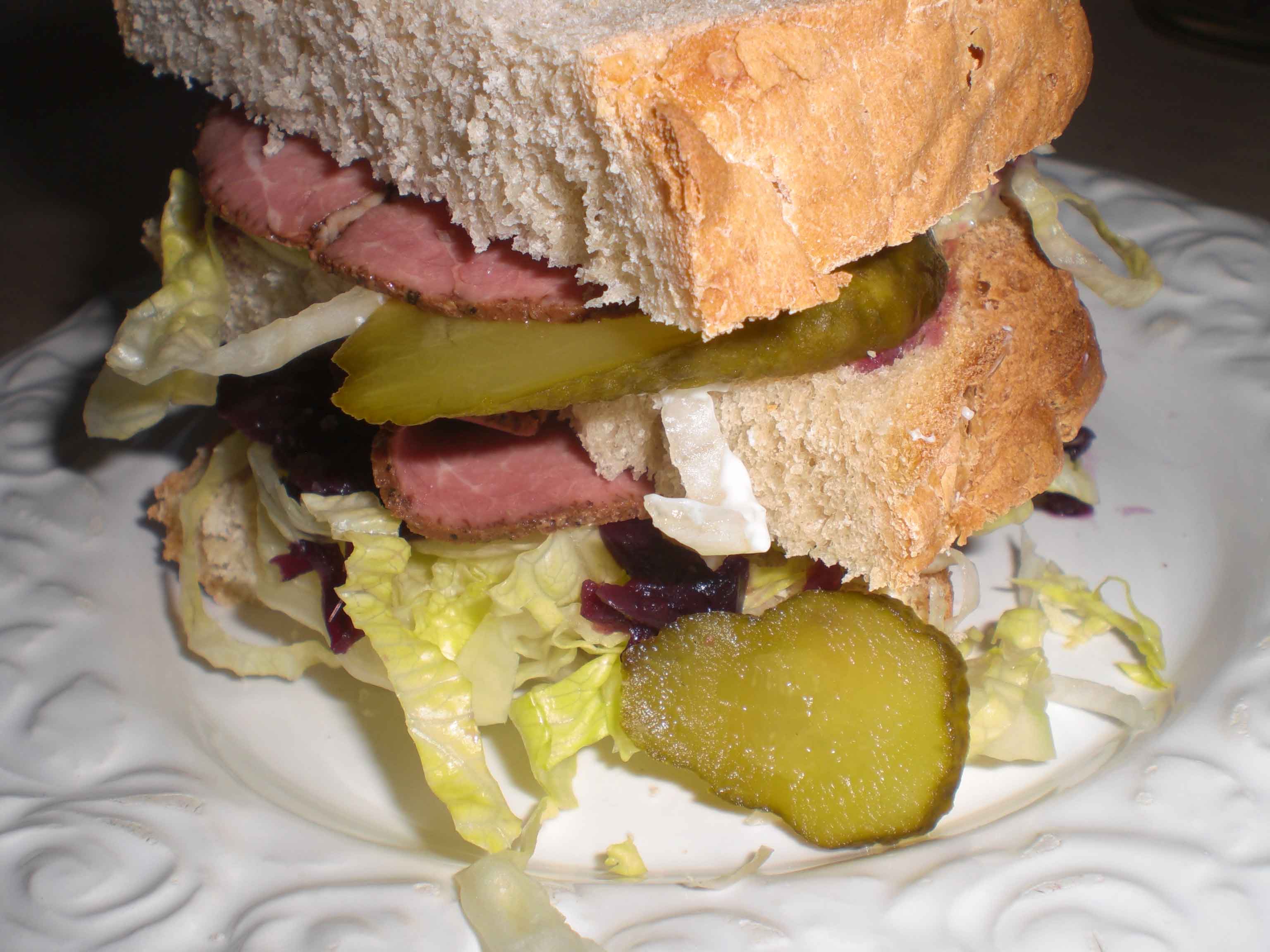 Sandwich med roastbeef og hvidløgsdressing