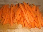 Skær gulerødderne i stave.