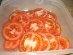 Skær tomaterne i skiver.