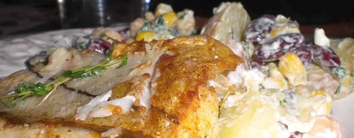 Kartoffelsalat med kidneybønner, kikærter og sennepsdressing