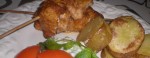 Tandoorimarinerede kyllingespyd med raita og stegte kartofler