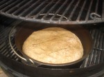 Stil brødet i en gryde på grillen.