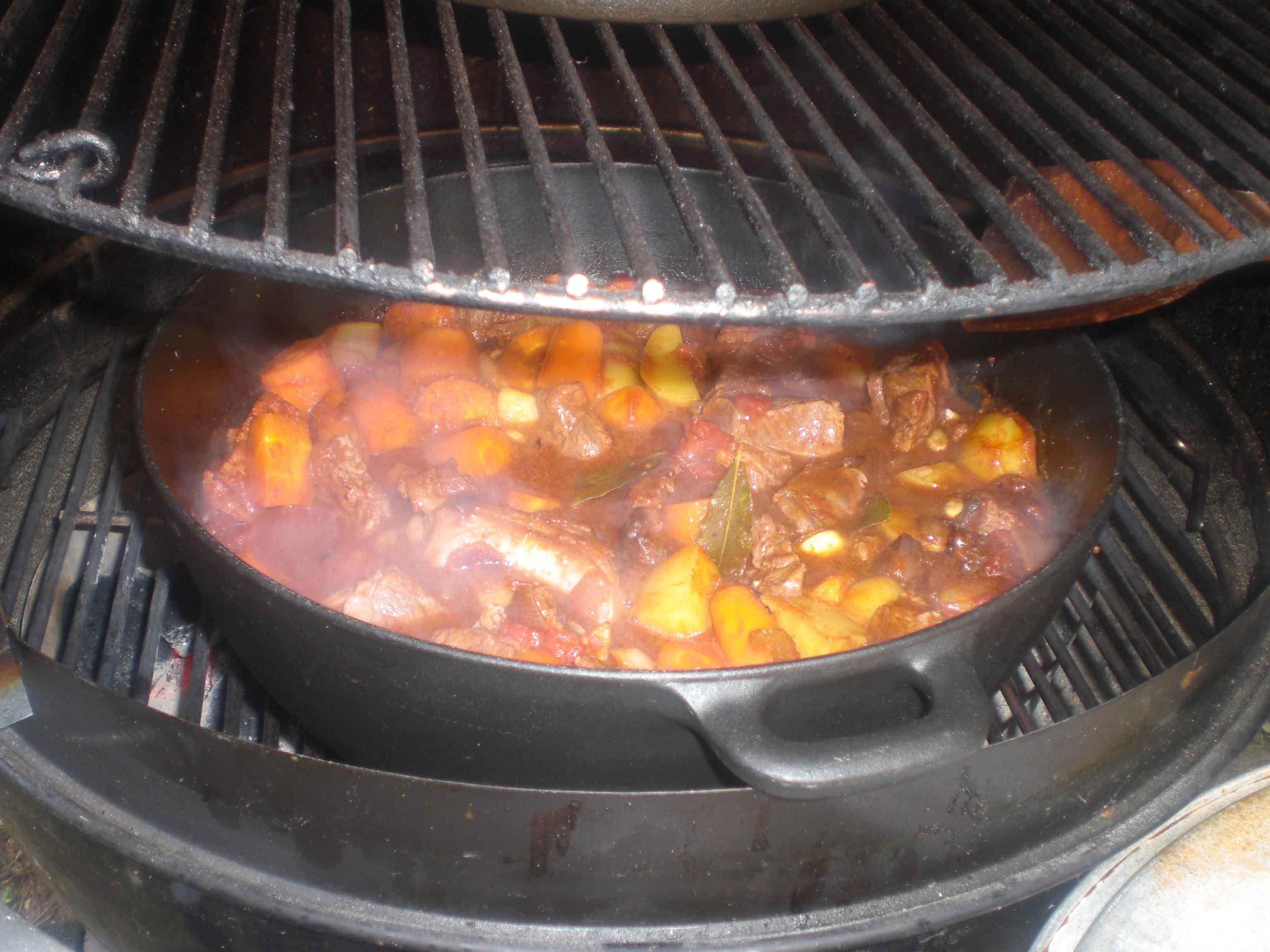 Indisk kalvegryde på grill med grydehvedebrød og rosmarinsmørelse