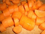 Skær gulerødder i store stykker.