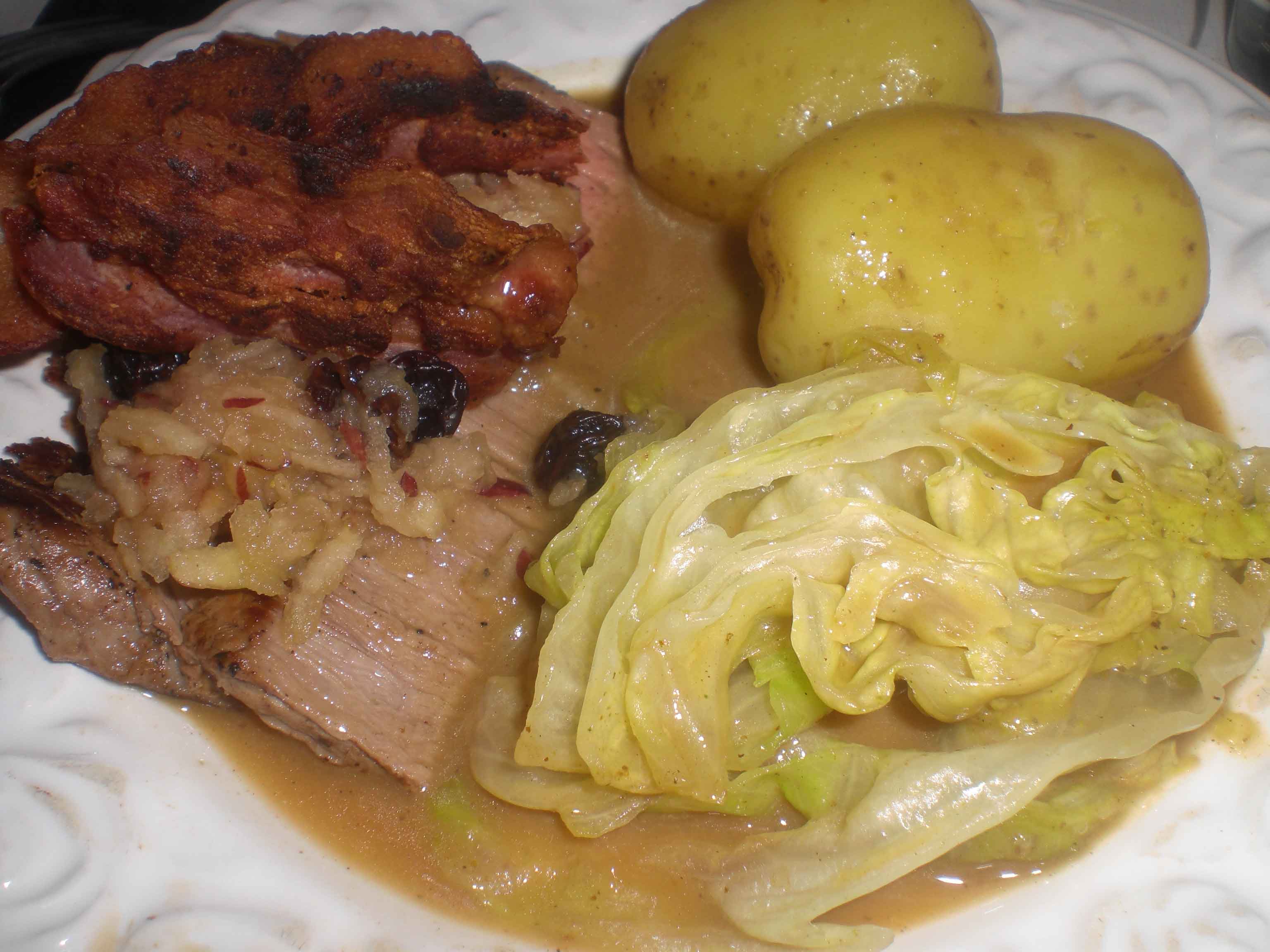 Kalveschintzler med karrydampet salat og frisk æblesalat