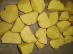 Skær kartoflerne i mindre stykker.