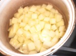 Kog kartoflerne i usaltet vand.