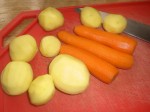 Skræl gulerødder og kartofler.