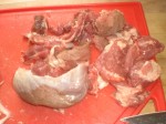Skær kødet i store stykker, og fjern det meste af fedtet.