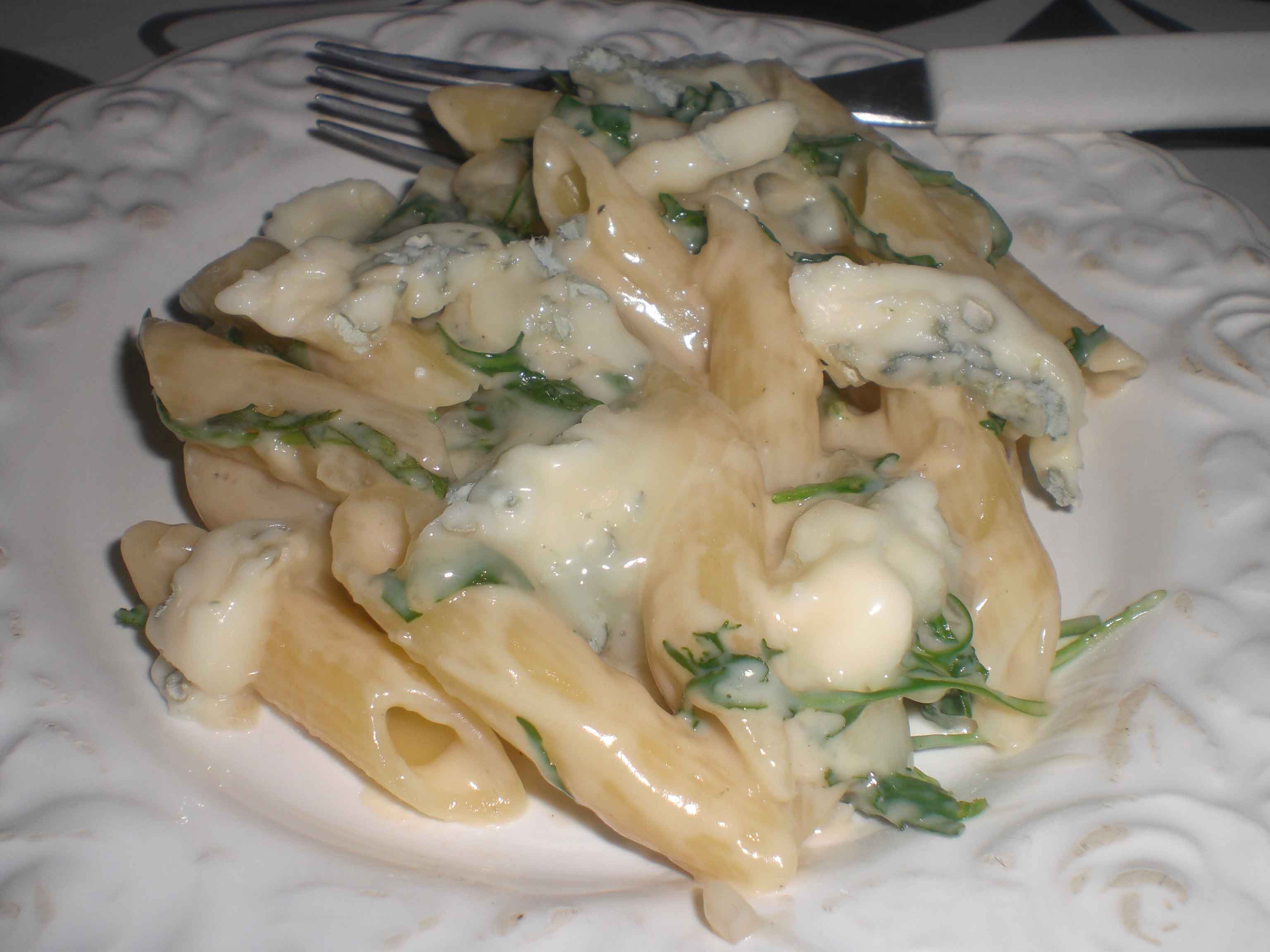 Penne med ostesauce, rucola og gorgonzola