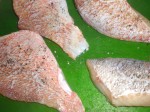 Skær fisken i portionsstykker, og krydr med salt og peber.