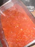Kom tomatsauce i bunden af bradepanden.