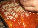 Fortsæt, og fordel til sidst tomatsauce og revet ost over.