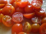Skær tomaterne i mindre stykker.