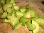 Skær avocoadoerne i mindre stykker.