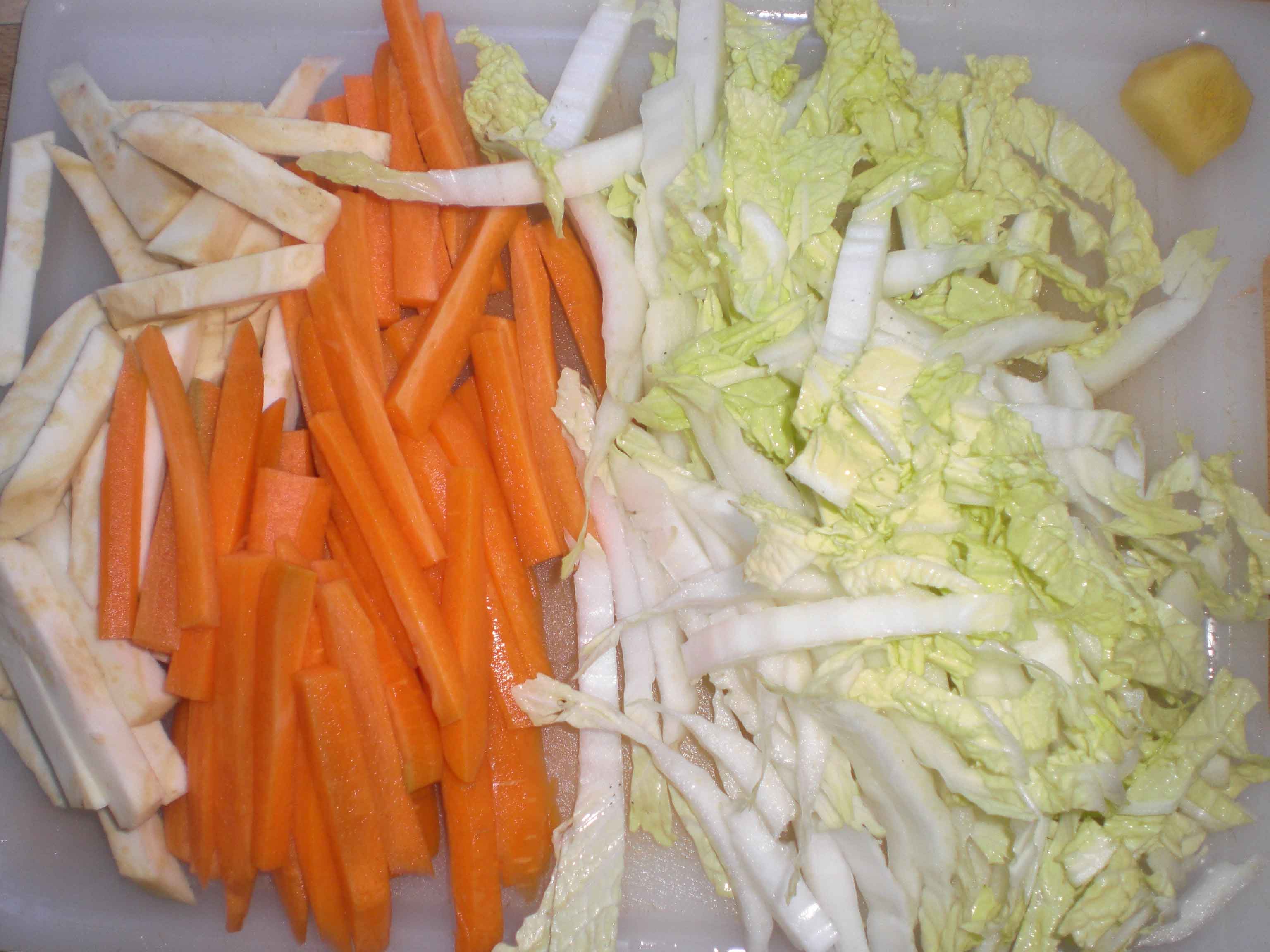Skær gulerødder og selleri i stave, og kinalkål i strimler.