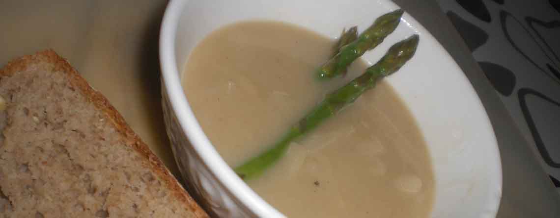 Aspargessuppe med grønne og hvide asparges