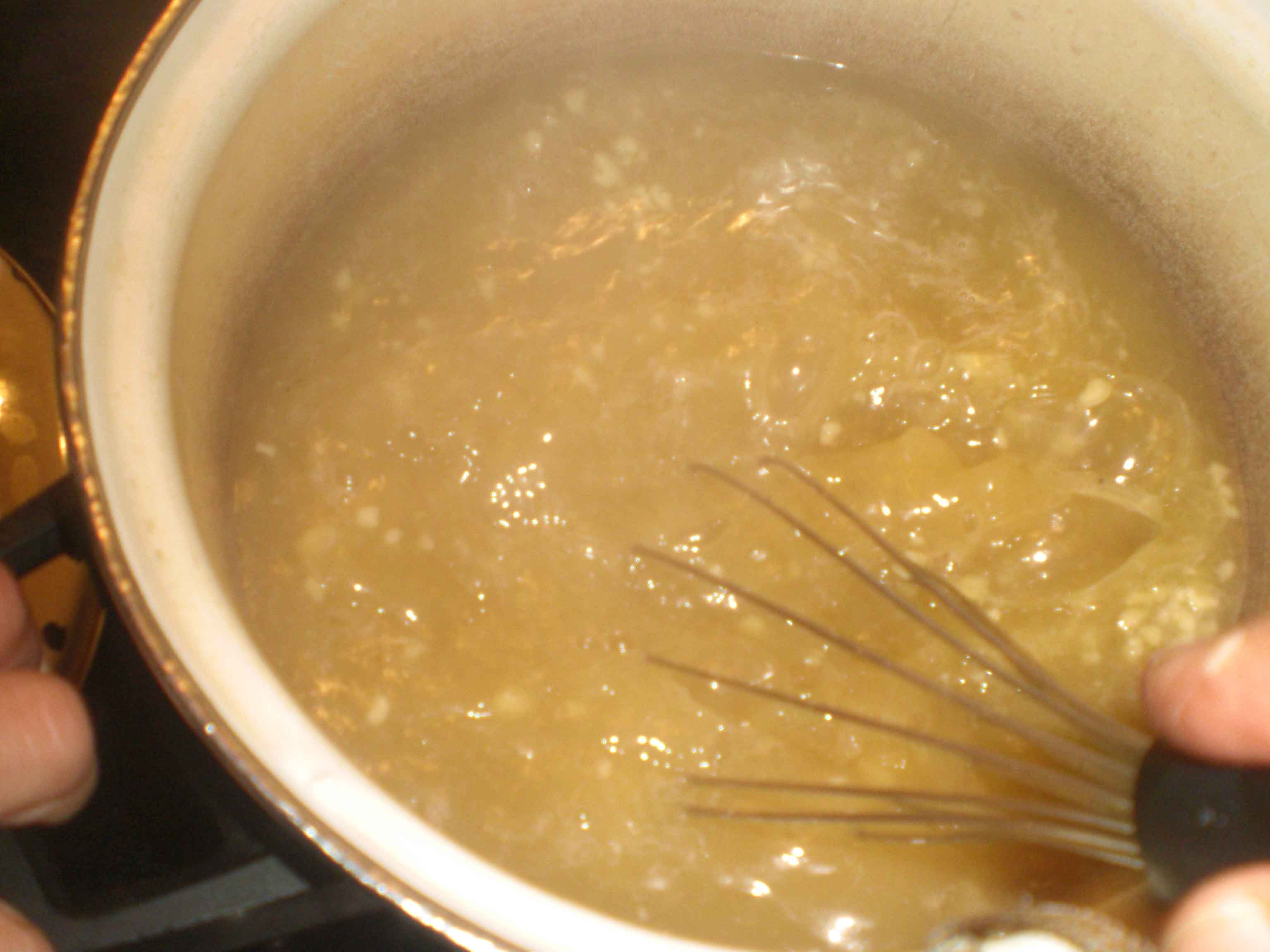 Pisk smørbollen ud i suppen.