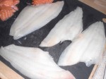 Krydr fiskefileterne med salt og peber.