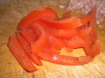 Fjern tomatkernerne, og skær kødet i strimler.