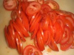 Skær tomaterne i tynde skiver.