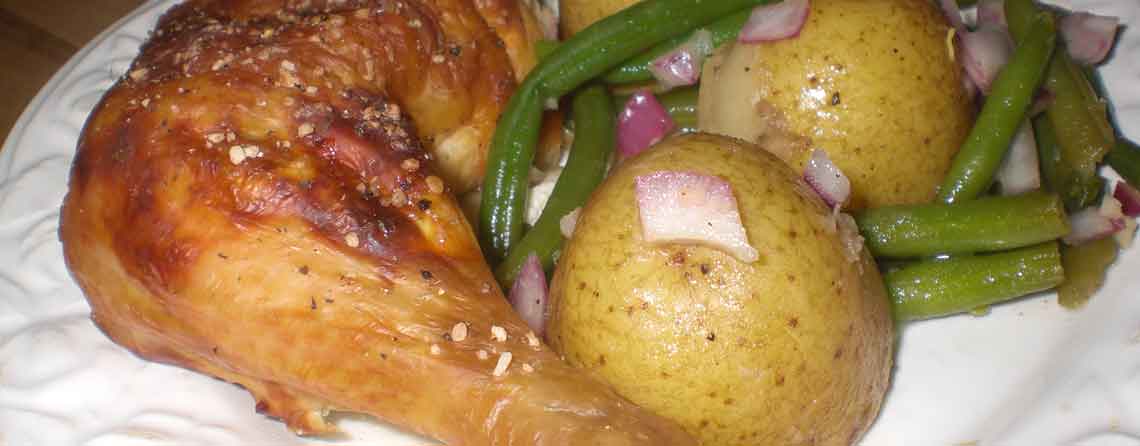 Kyllingens pikante lår med bønne-kartoffelsalat