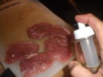 Spray kødet med olie.