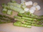 Skær asparges og porrer i mindre stykker.