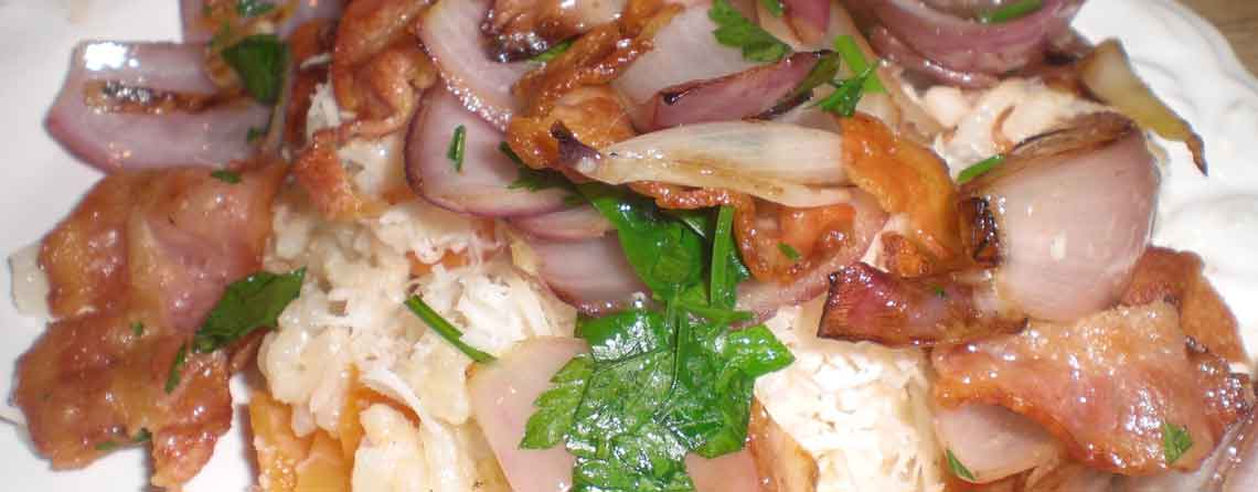 Risotto i Mornaysauce med løg- og bacondrys