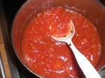 Tilsæt chiliflager og tomater.