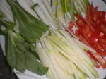 Skær grøntsagerne i strimler.