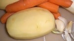 Skræl kartofler og gulerødder, og kog dem med hvidløg.