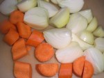 Skær løg i både, og gulerødder i mindrestykker.
