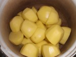 Kog kartoflerne møre i letsaltet vand.