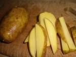 Skær kartoflerne i stave eller både.