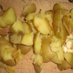 Skær kartofler og hvidløg i mindre stykker.