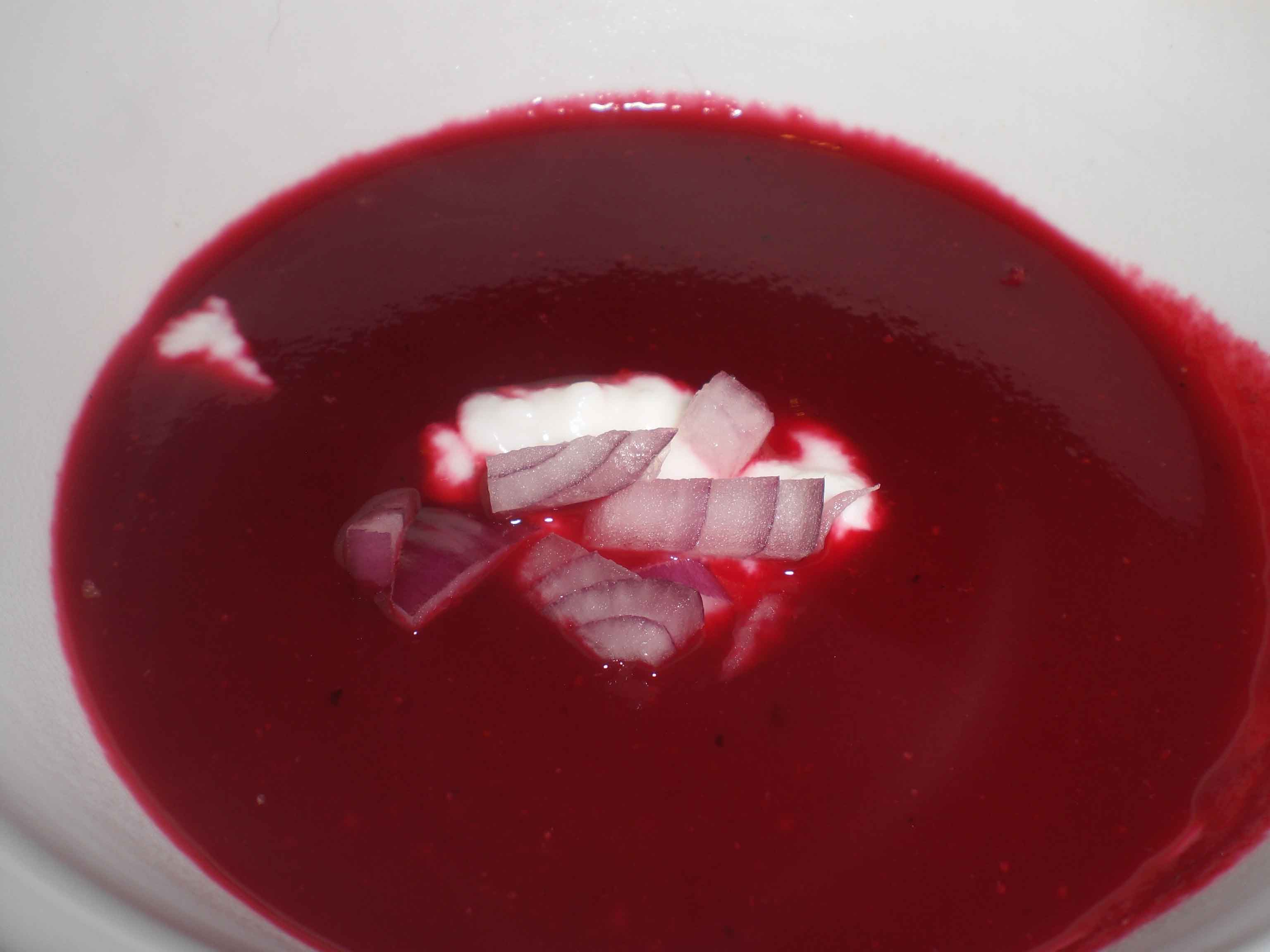 Rødbedesuppe med græsk yoghurt Rødbedesuppe med græsk yoghurt