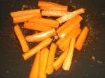 Svits gulerødderne i wokken.