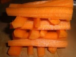 Skær gulerødderne i passende stykker, og lav en "brændestabel" ud af dem... eller lad være. :)