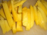 Skær mangoen i stave.