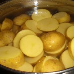 Kog kartoflerne møre i letsaltet vand