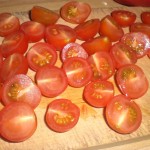 Skær tomaterne i halve.