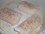 Læg fisken i et oliesmurt, ildfast fad, og drys med salt og peber.