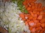Skær løg, gulerødder og bladselleri i mindre stykker.