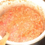 Tilsæt kanel og tomater.