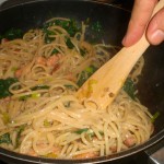 Tilsæt spaghetti og spinat.