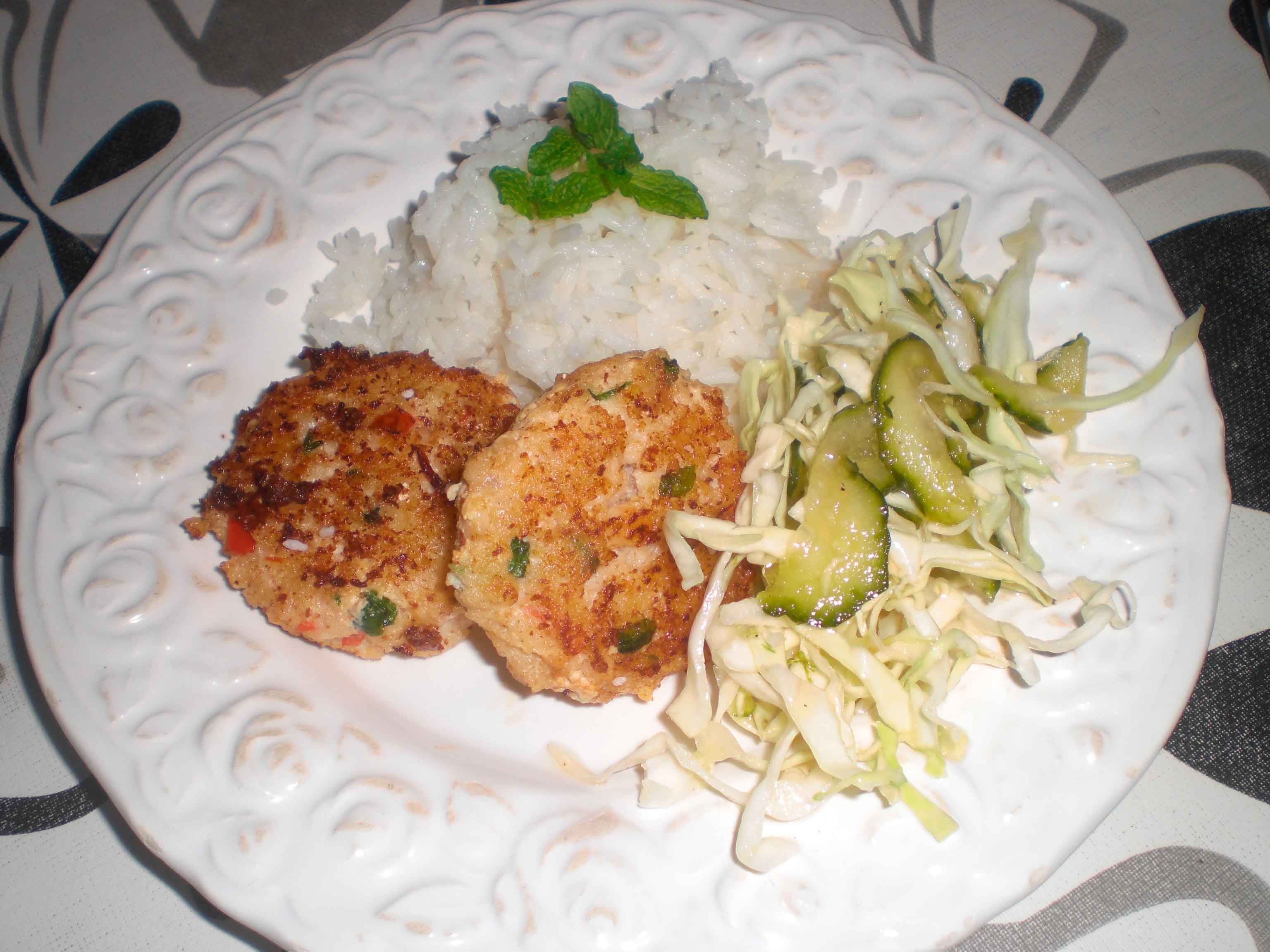 Thaifrikadeller med ris og agurkesalat