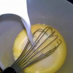 Pisk æggeblommer med sukker, og rør kærnemælken i.